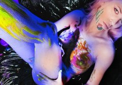 Beim Bodypainting bemalt Lucy auch ihre Titten